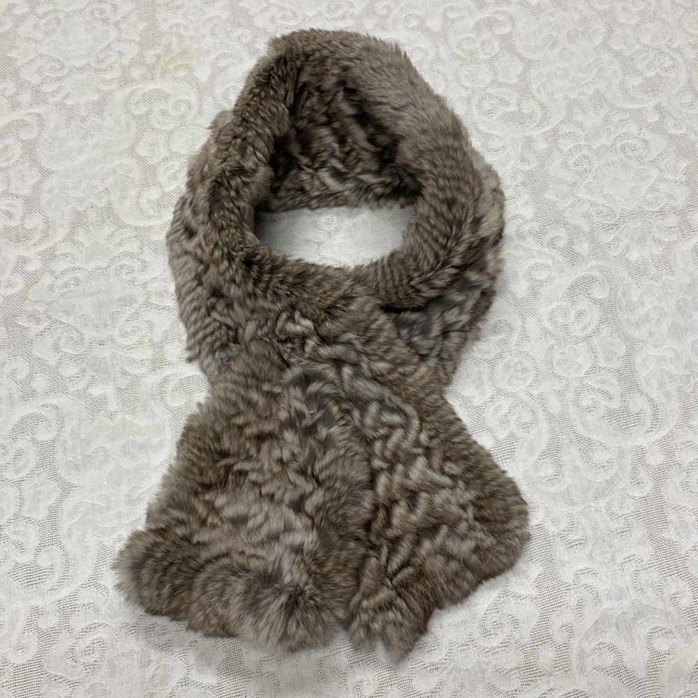 SCARF 100% Fox woven onto 100% Polyester base beautiful design. Vintage SPI 25